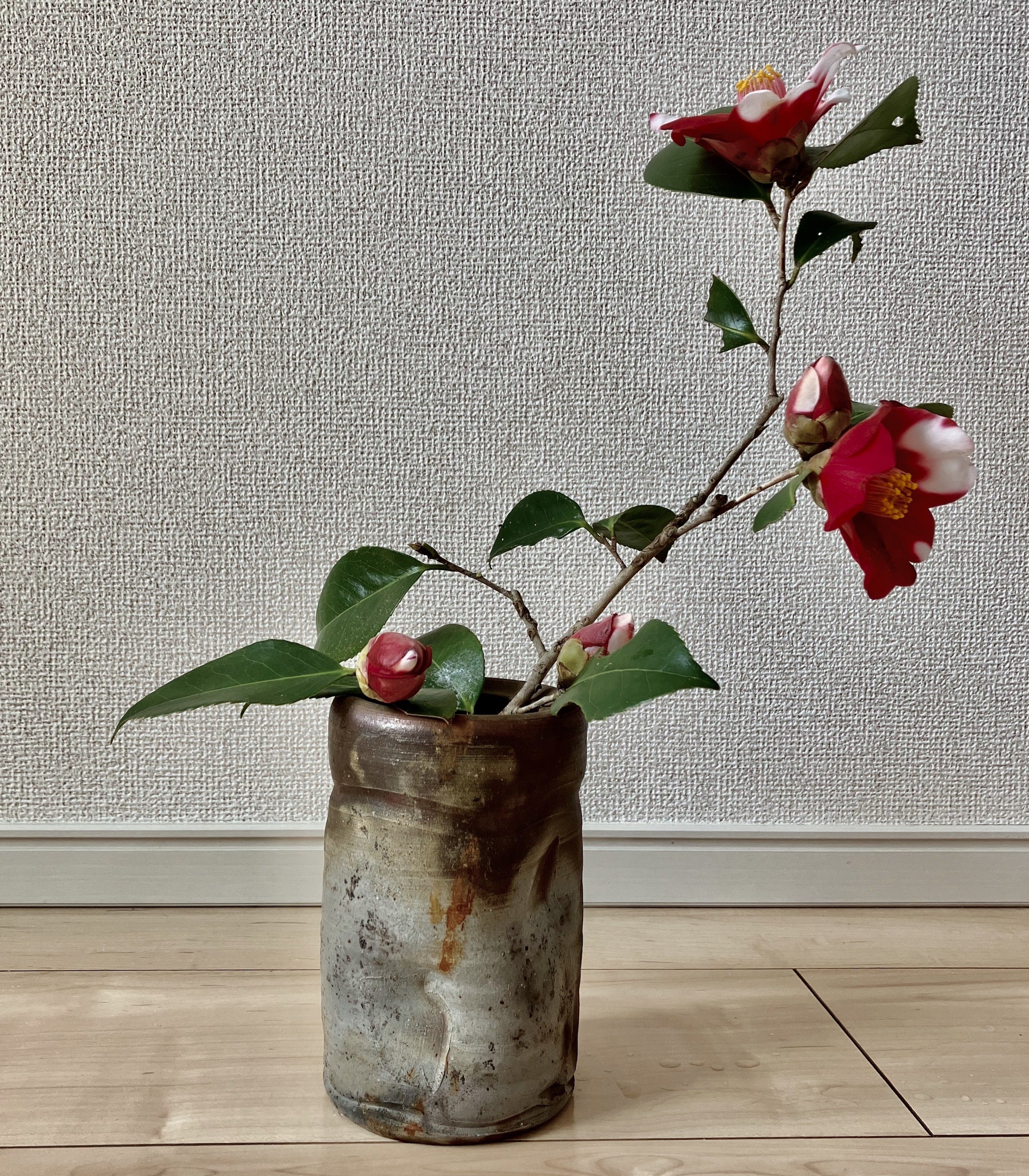 備前焼 旅枕掛花入（陶正園 木村陶峰） 椿の一種生け | 高橋みさ子のブログ