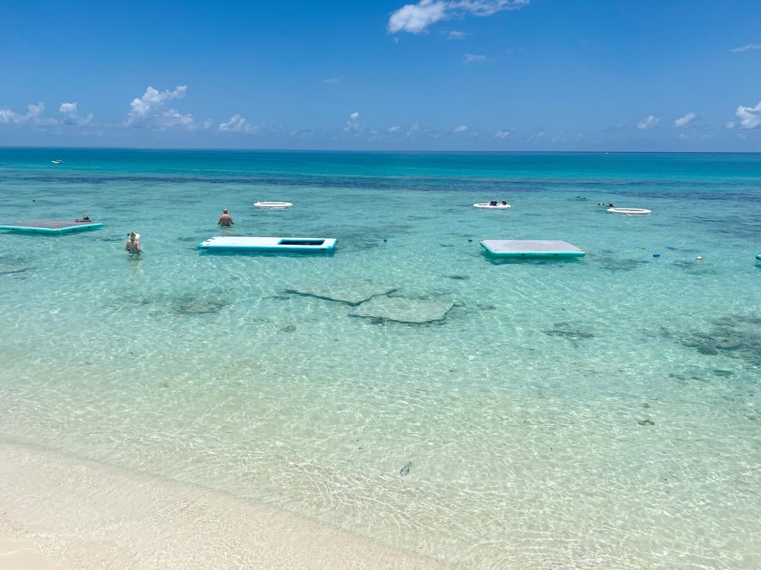 2980 外国切手 ケイマン諸島のビーチアクティビティ 休暇 海遊び 4連刷