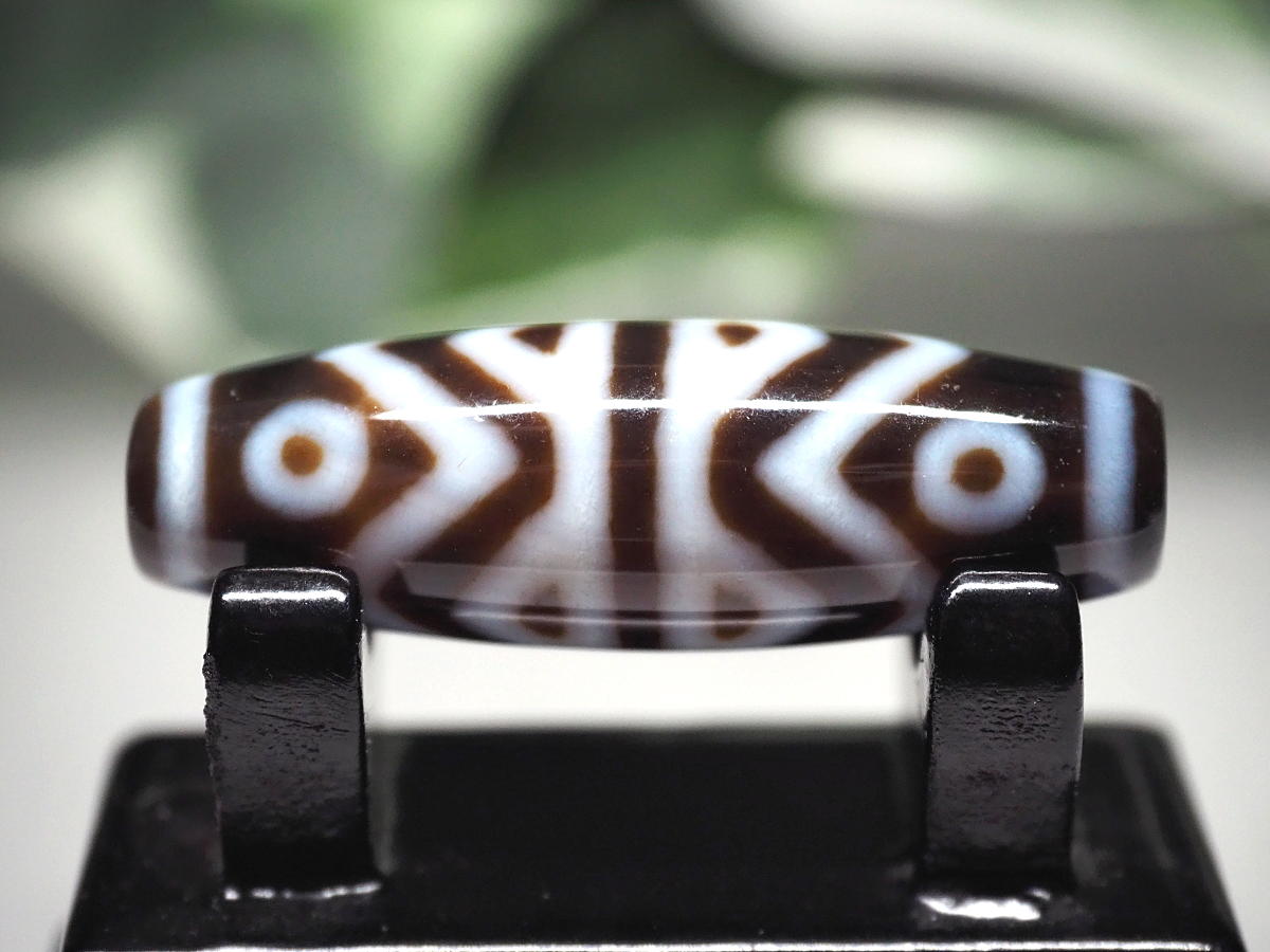 商売繫盛・仕事運アップ・厄除けの意味を併せ持つ金剛虎牙六眼天珠