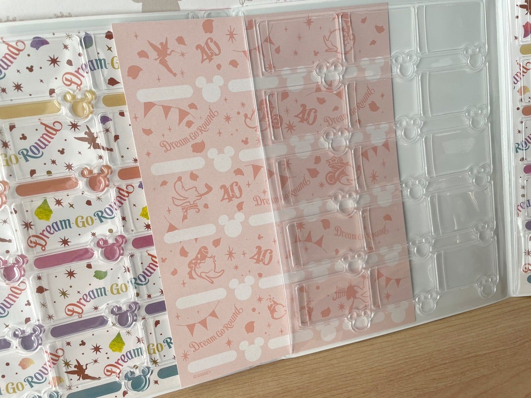 表紙も台紙もデザインが素敵なスーベニアメダルコレクションブック