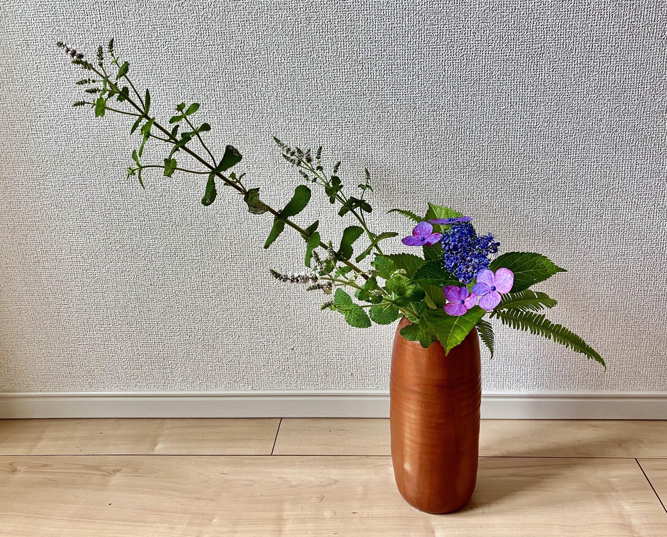 備前焼緋襷（ひだすき）花入 投げ入れ ミント・ガクアジサイ ・シダ