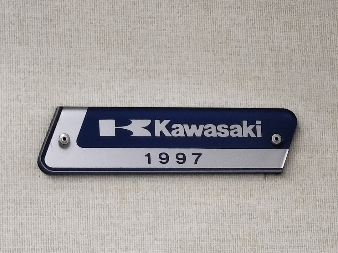 こんなニッチなものを！「川崎車両 鉄道車両室内銘板メタル