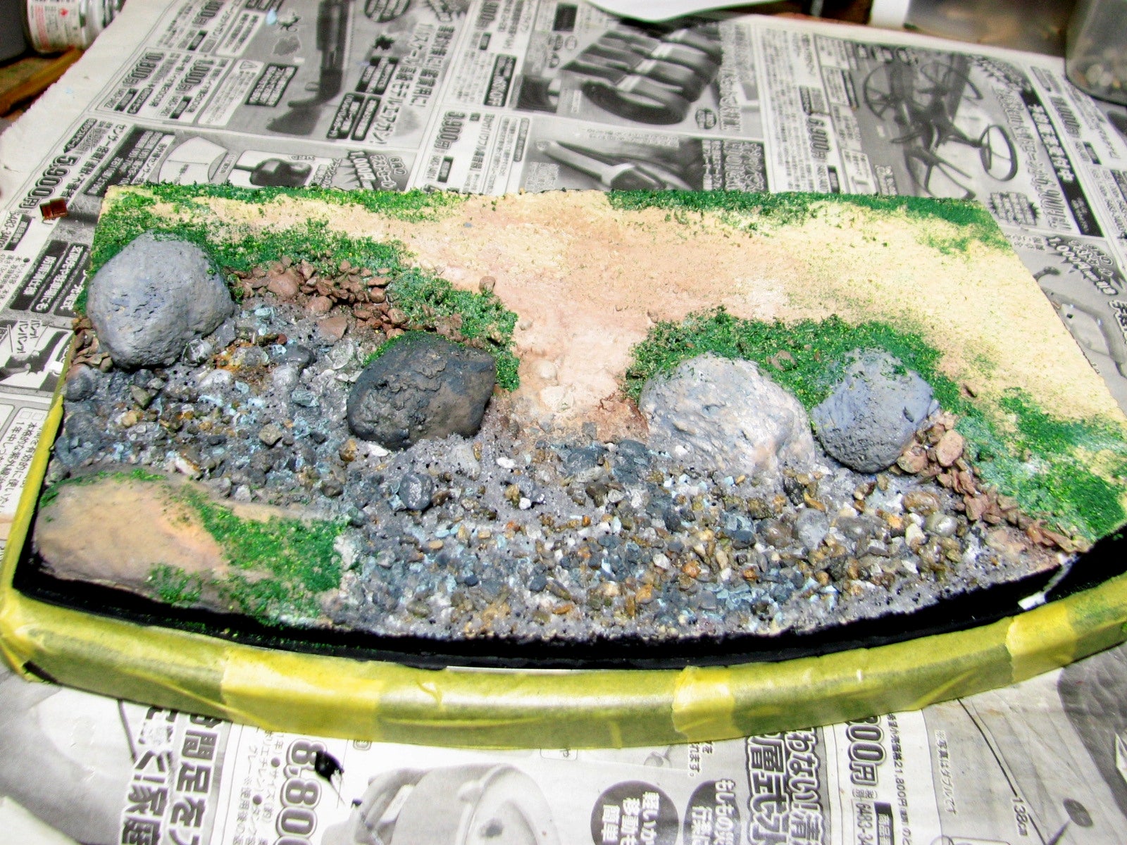 渓流の渓谷と釣り人と泳ぐ子ども達 ジオラマ 渓流の渓谷と釣り人と泳ぐ