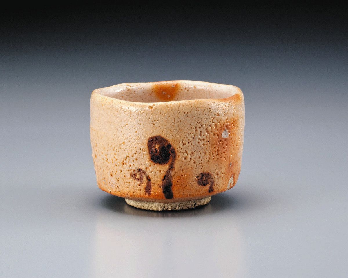 私を変えた逸品 美濃陶芸協会創立60周年＞ 荒川豊蔵「志野蕨絵茶碗 銘