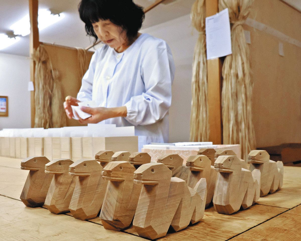 伊勢神宮 一刀彫り 干支 御守り 干支置物 縁起物 木製動物彫刻 置物