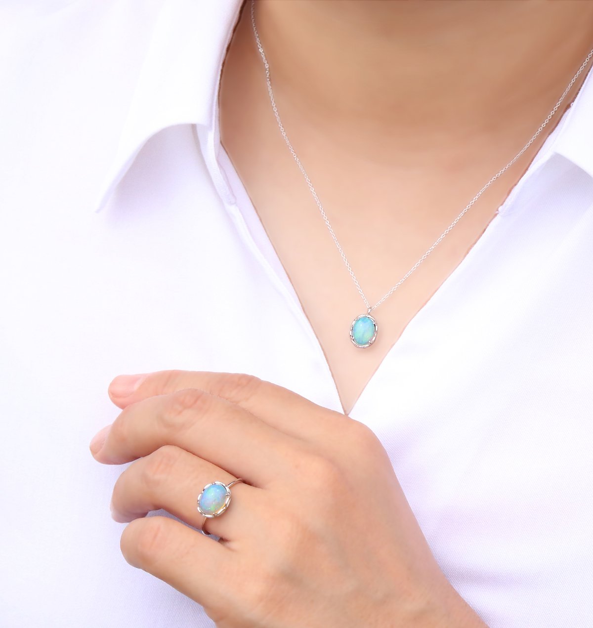 遊色効果を持つ「プレシャスオパール」白の洋服でもオパールが美しく