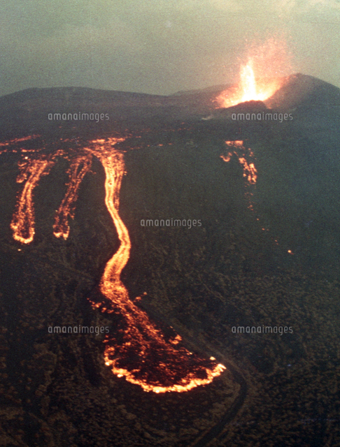 三原山大噴火 内輪山からあふれる溶岩流[23023004425]の写真・イラスト