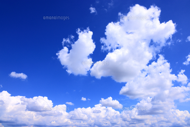 青空に浮かぶ白い雲[10922009888]の写真・イラスト素材｜アマナイメージズ