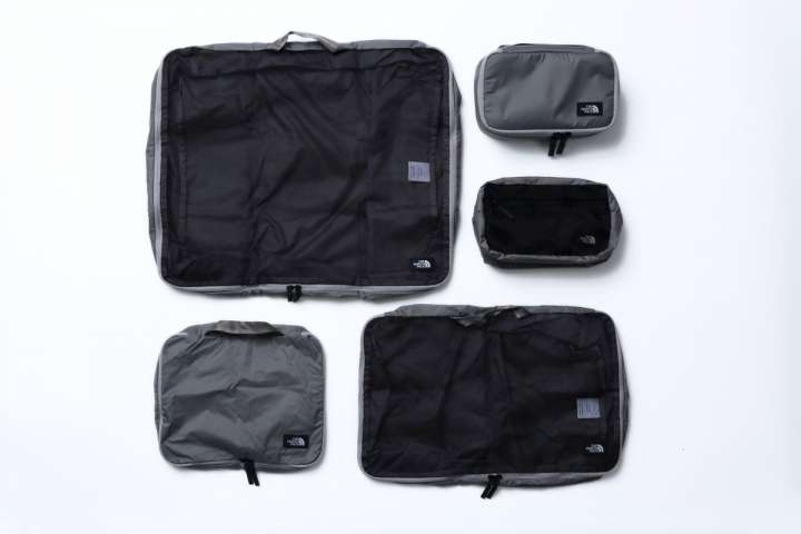 ザ・ノース・フェイス」のトラベルポーチがあれば旅の荷造りは簡単です