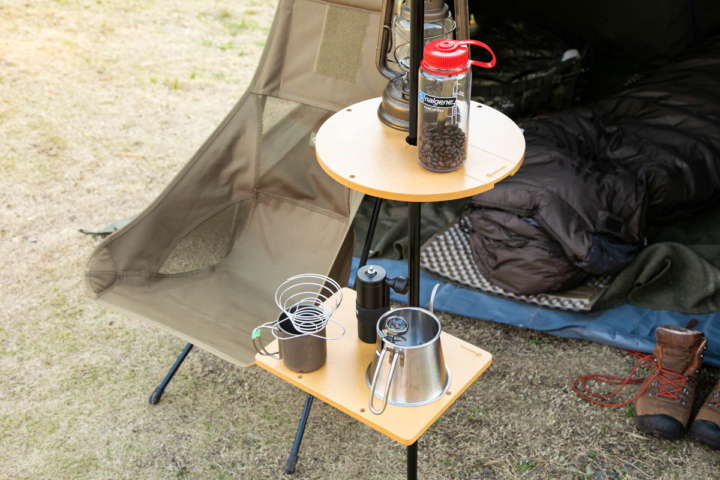 邪魔だと感じるキャンプのポール、テーブルを付ければ便利に使えます