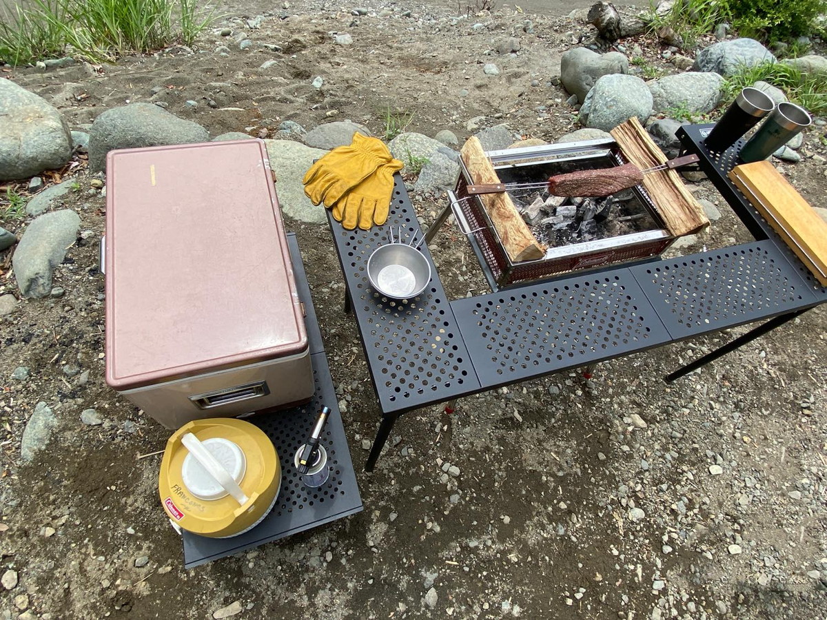 BBQでの皿の置き場所問題はグリルを囲めるコールマンの新作テーブルで