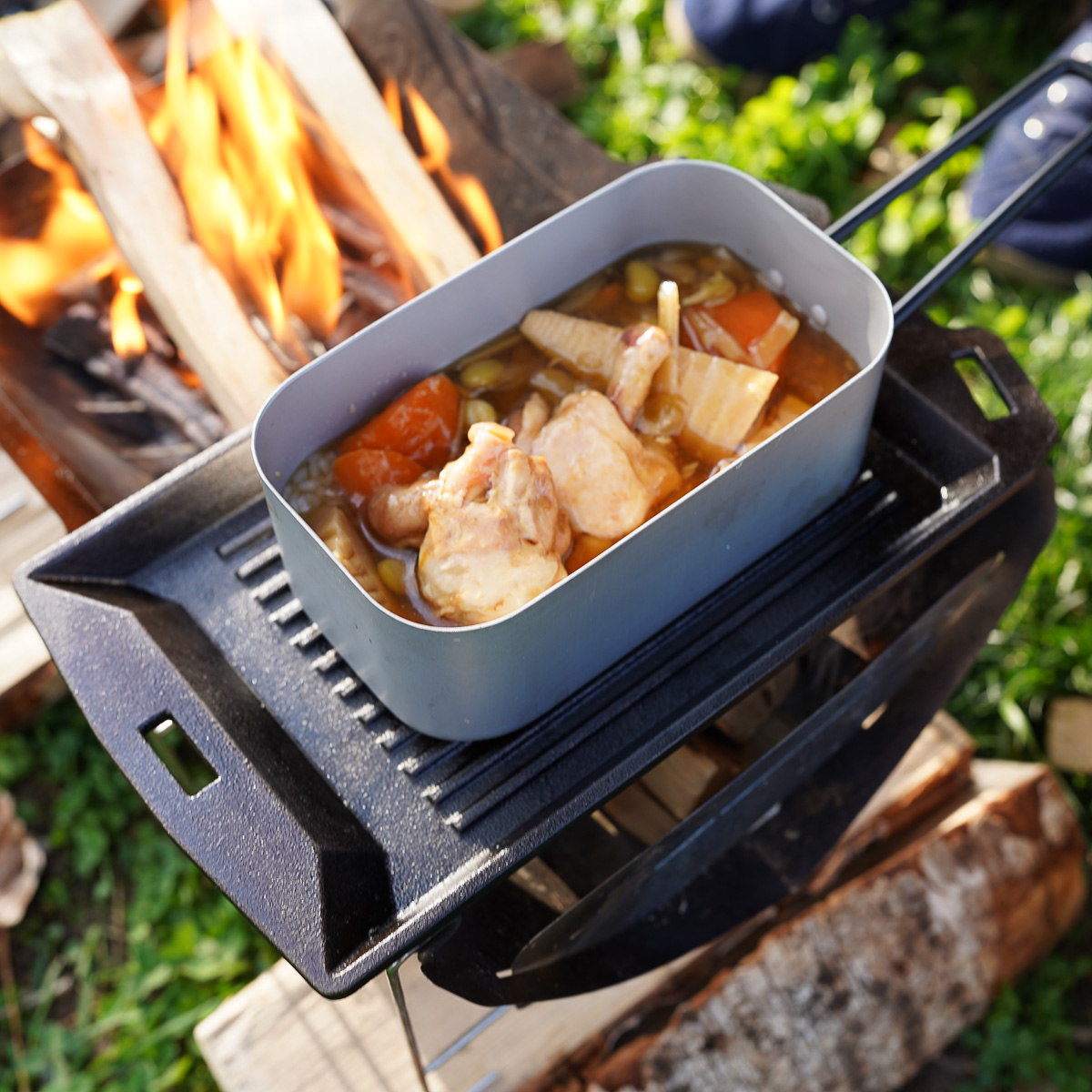 スキレットのようにも使える厚さ4.3mmの極厚鉄板で焚き火の楽しみが