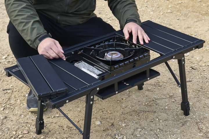 タフまるもすっぽり収まるアルミテーブルでキャンプリビングを快適に
