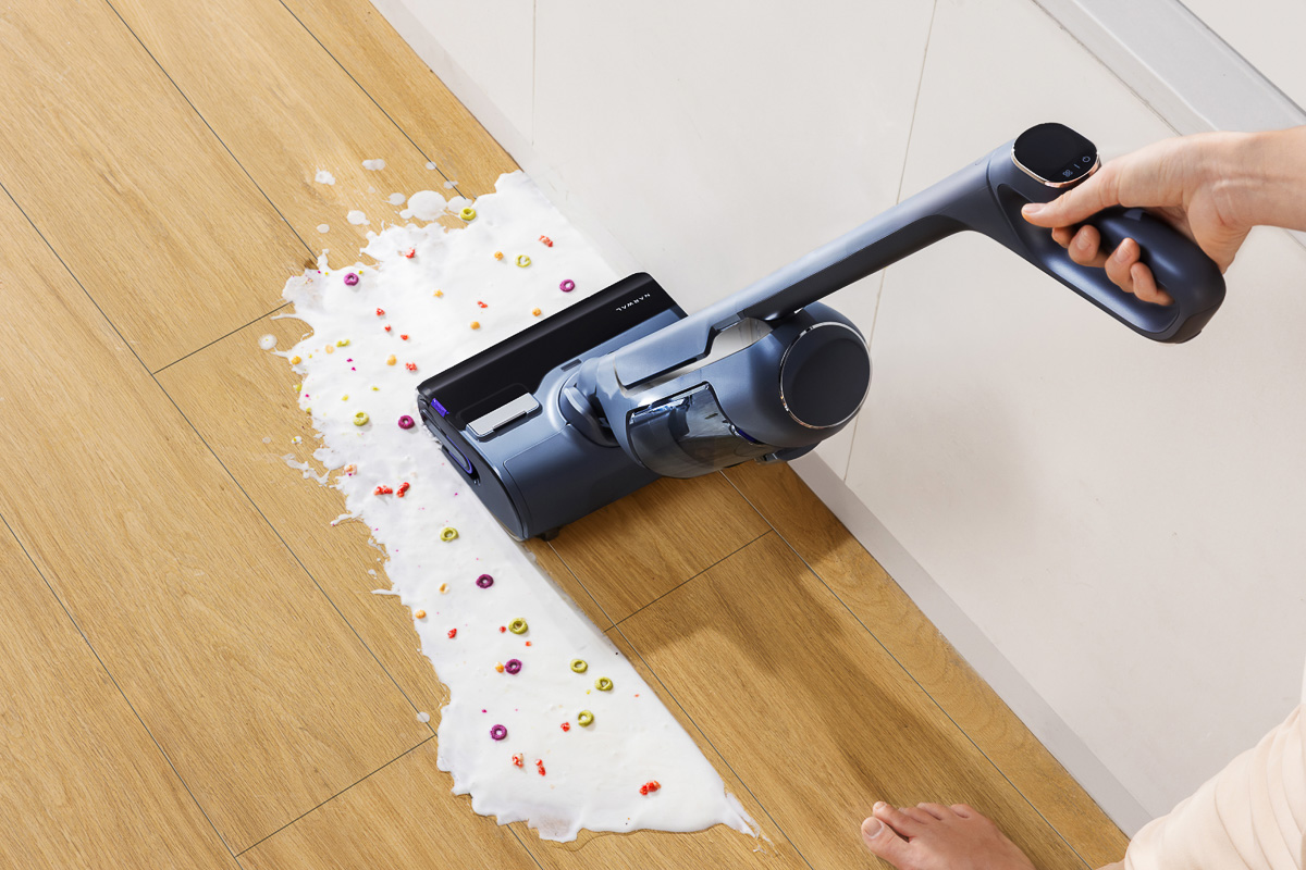 ゴミも液体も一気に吸引。水拭きして、ブラシの洗浄乾燥までしてくれる