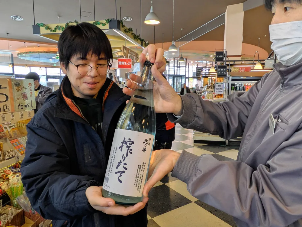 幻の酒”求め100人が列 北の勝「搾りたて」根室で発売 今回は北海道産米
