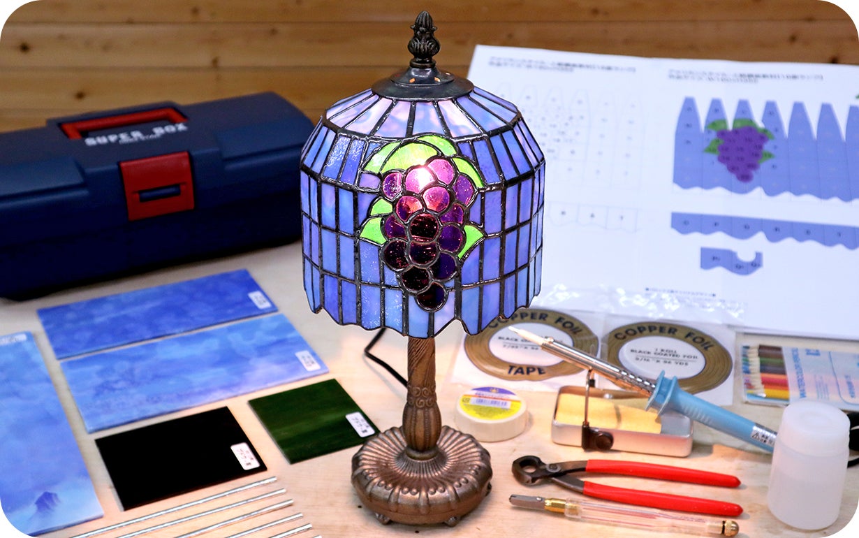 材料と工具がワンセットになった、自宅でできるDIY「ステンドグラス