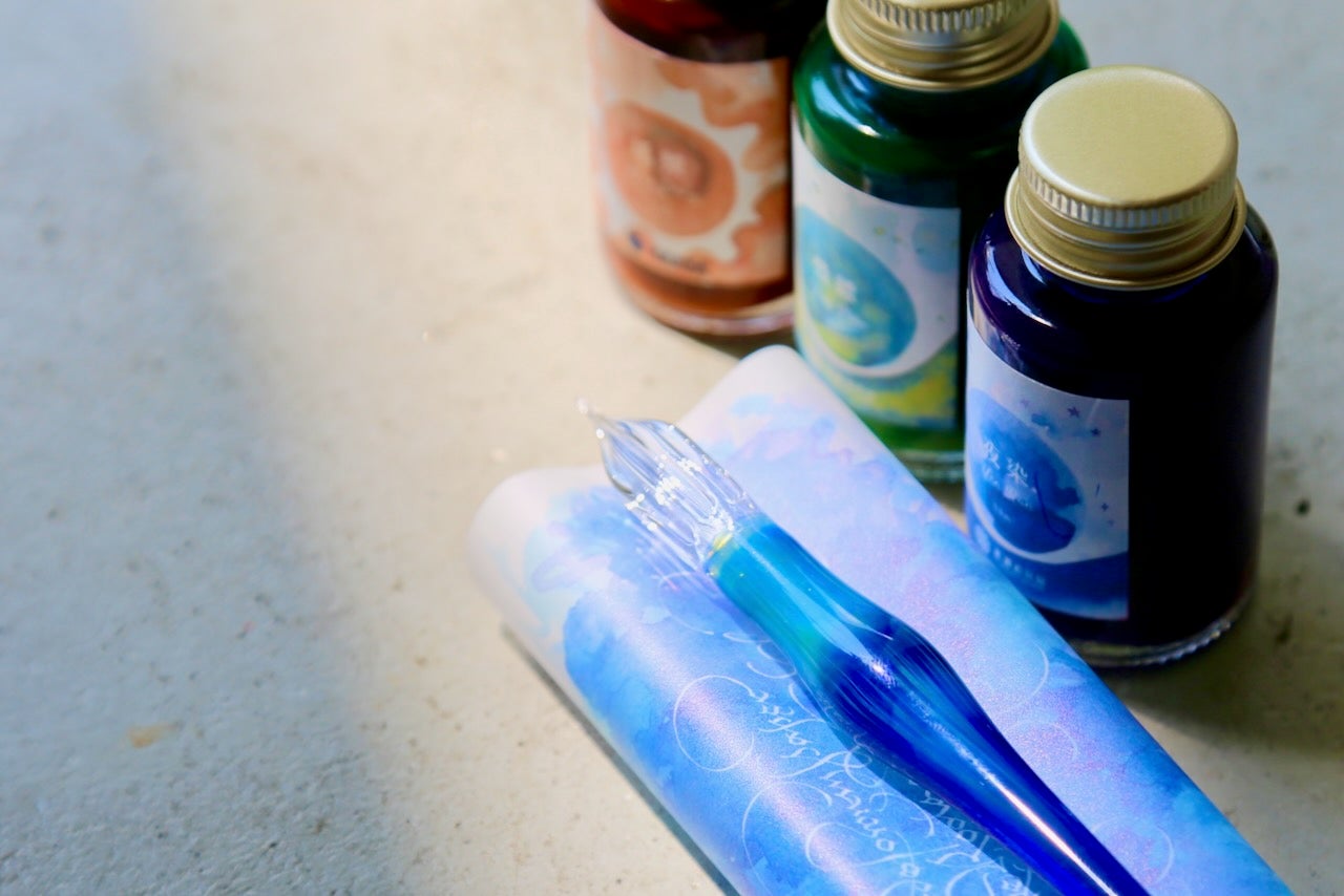 藍濃道具屋のインクと日本のガラス工房aunのガラスペンが奏でる美色を