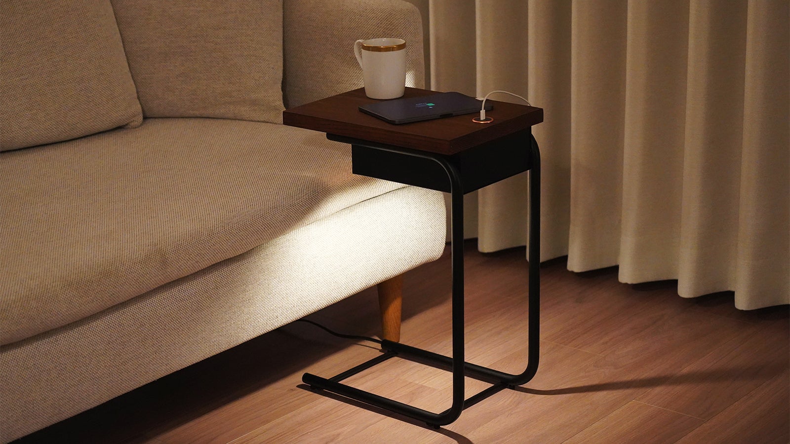 ガジェット充電×間接照明】ソファスペースを快適にする次世代サイド