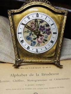 英国アンティーク プチポアン刺繍 手巻き置き時計 - メルカリ