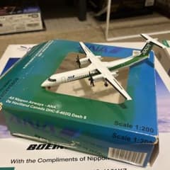 ANA ボンバルディアdash8-Q400 1/200 飛行機模型 - メルカリ
