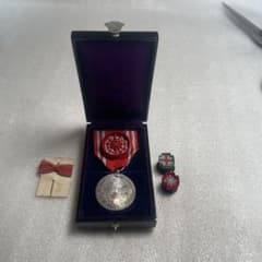 美品・付属品完備】日本赤十字社 特別社員章 銀色 記章 勲章 漆塗り箱