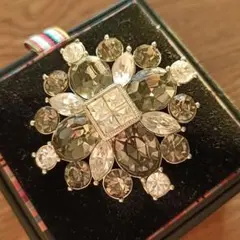 2026年最新】givenchy ブローチの人気アイテム - メルカリ