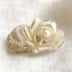 ヴィンテージブローチ 白珊瑚 薔薇彫刻 ホワイトローズ サンゴ バラ花