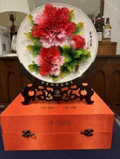 洛陽の牡丹の磁器の皿を手で描いて、中国式の家庭装飾の置物、特色の