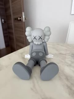 KAWS Holiday Indonesia 2色セット
