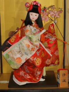 伝統的な日本人形 藤娘赤と金の着物