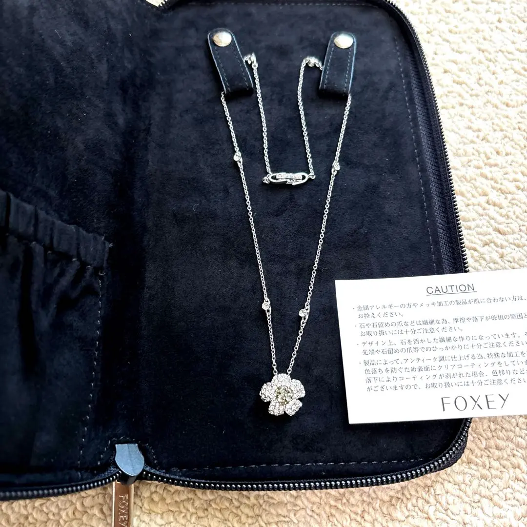 FOXEY クリスタルとパールの花形ペンダント