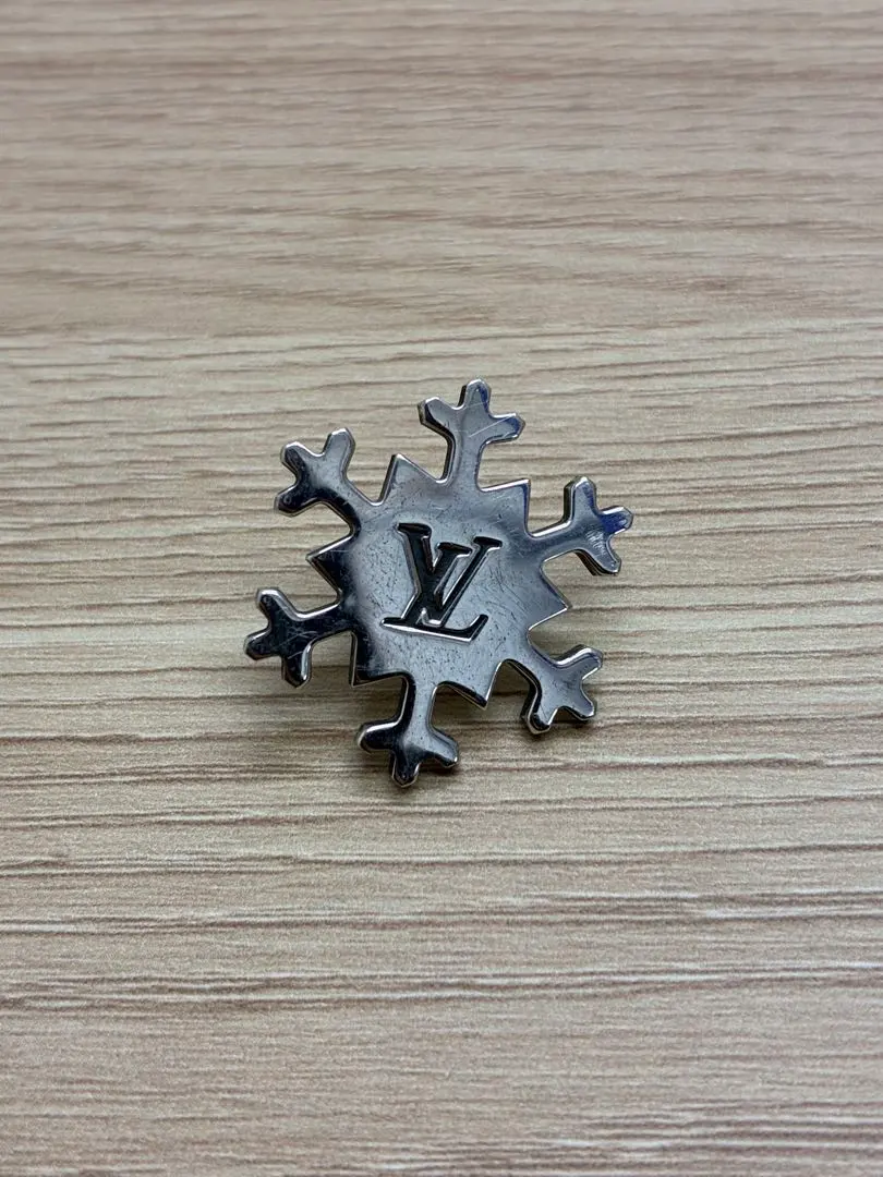 2026年最新】ヴィトン ピンバッチの人気アイテム - メルカリ