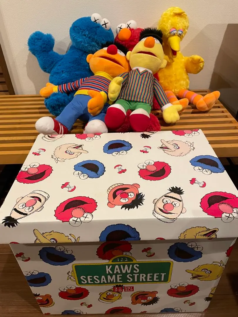 ユニクロ×KAWS セサミストリート ぬいぐるみ 5体BOX付き