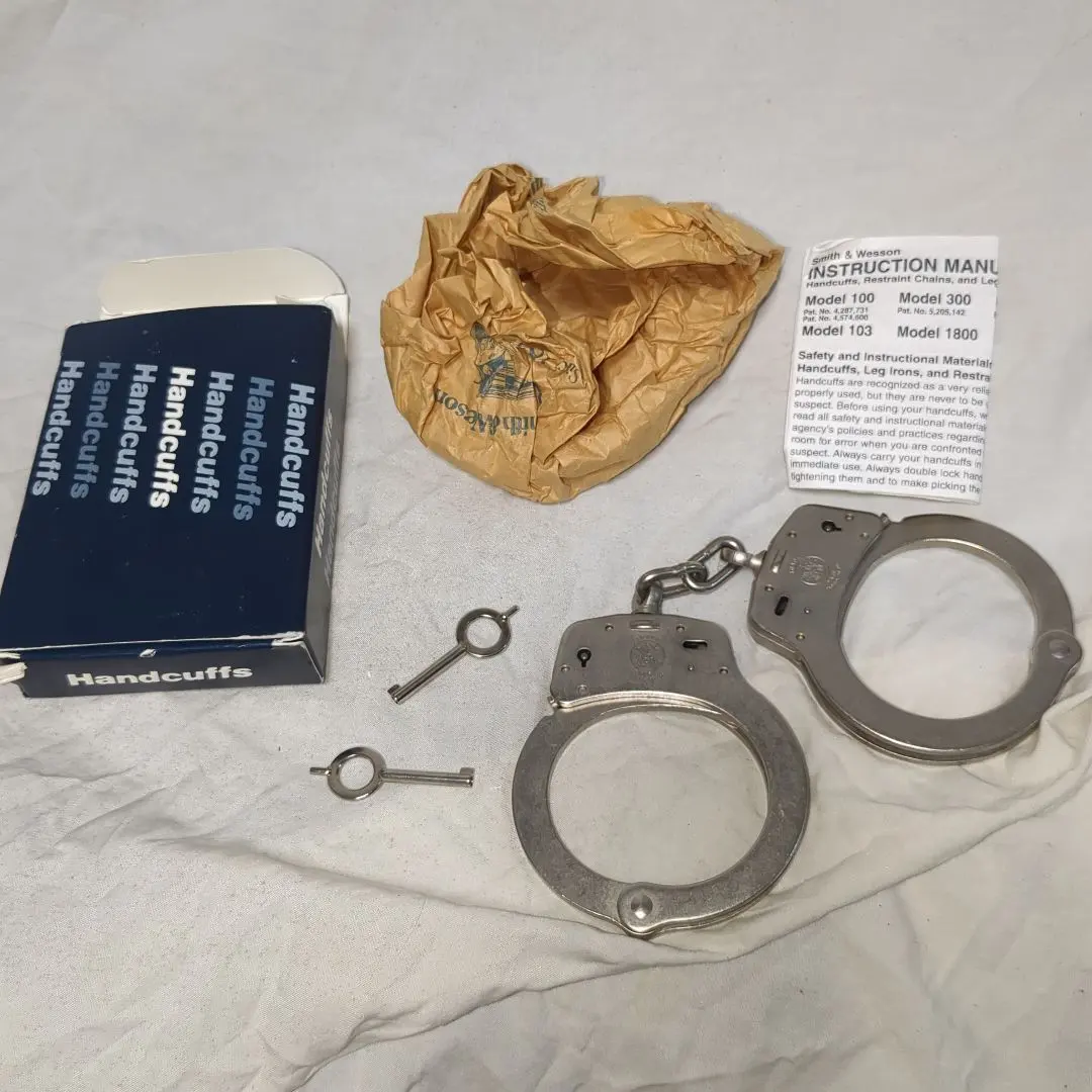 Amazon.co.jp: S&W スミス&ウェッソン ハンドカフ 手錠 M100 シルバー