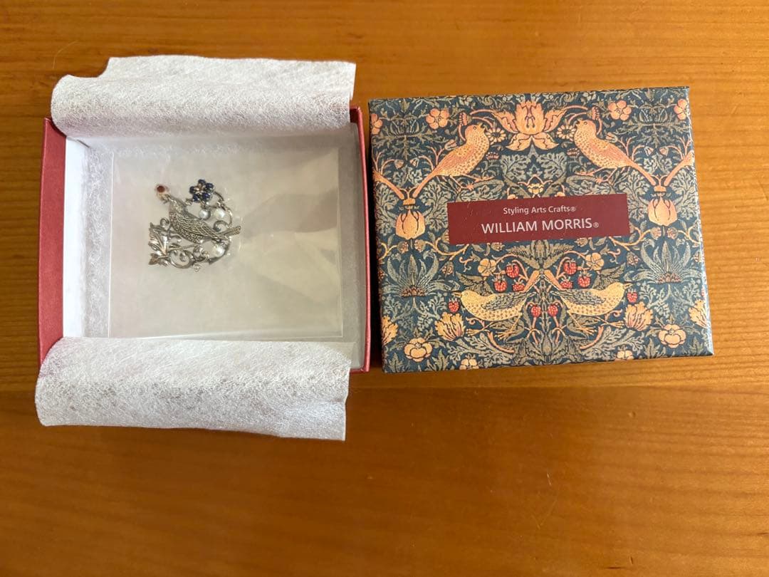 【新品・未使用】ウィリアム・モリス【いちご泥棒】　ペンダントブローチ 送料無料] ウィリアム・モリス いちご泥棒 ブローチ/ペンダントヘッド