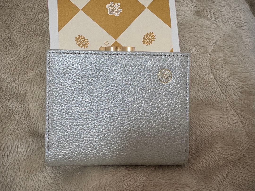 皇居限定 二つ折りがま口財布 シルバー 菊紋入り 新品未使用 - メルカリ