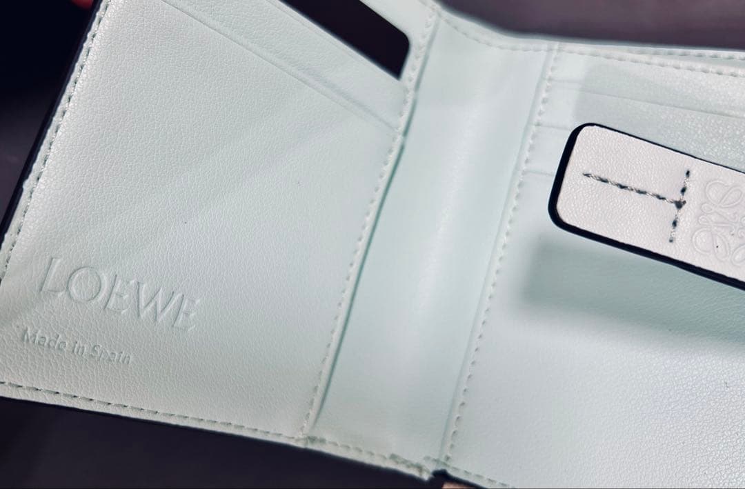 LOEWE 二つ折り財布 新品未使用 春カラーミニ財布