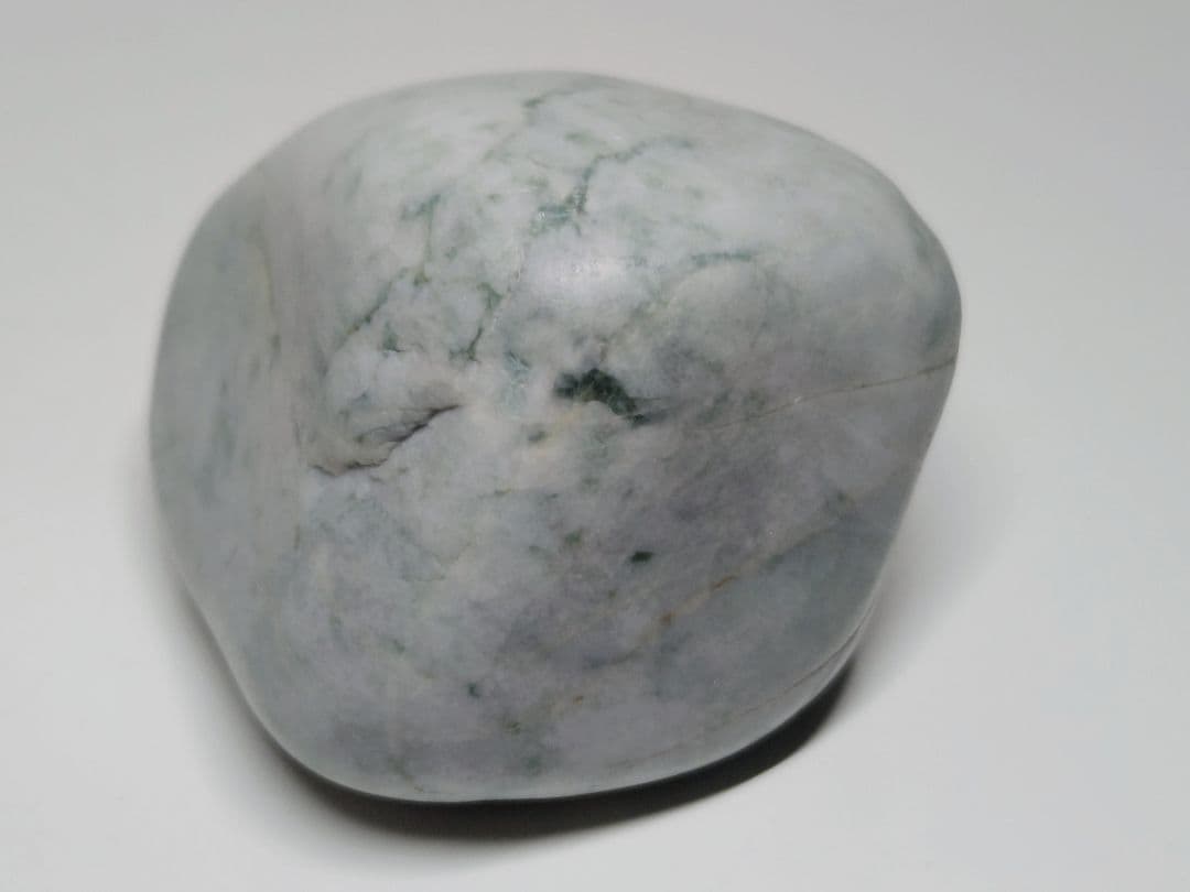 糸魚川136 翡翠 275g ヒスイ 原石 鑑賞石 自然石 誕生石 鉱物 鉱石