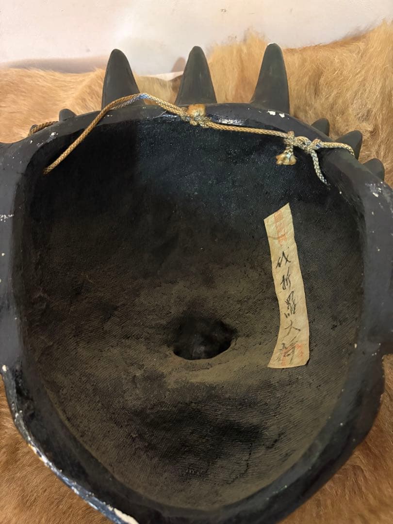 金色と黒色の 鬼の能面 神様 骨董 日本
