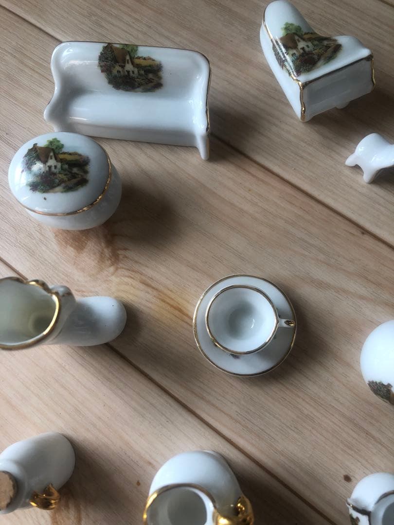 ミニチュアコレクション木製ケース付き、陶器セット 壁掛け、置き