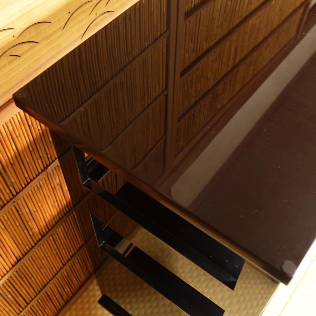 送料無料 輪島塗 沈金師 小西啓介 黒塗 沈金 松鯉図 飾棚 天然木製漆器