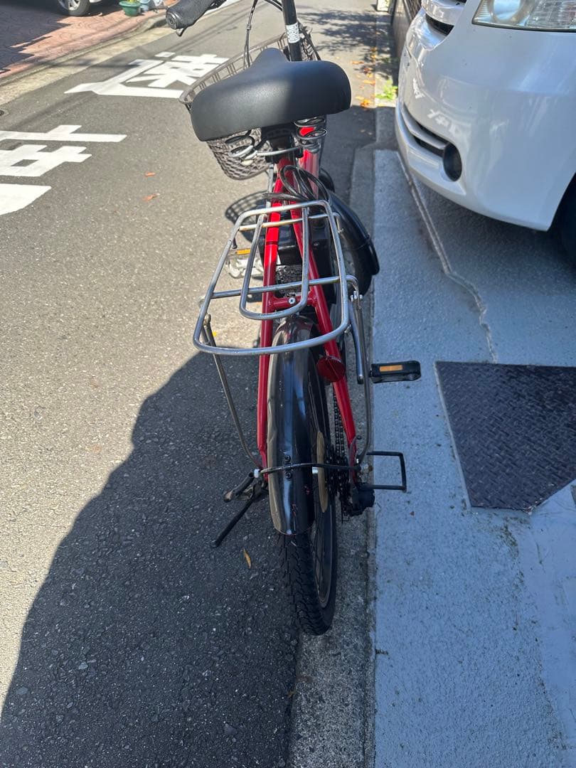 赤い電動アシスト自転車 前部バスケット付き