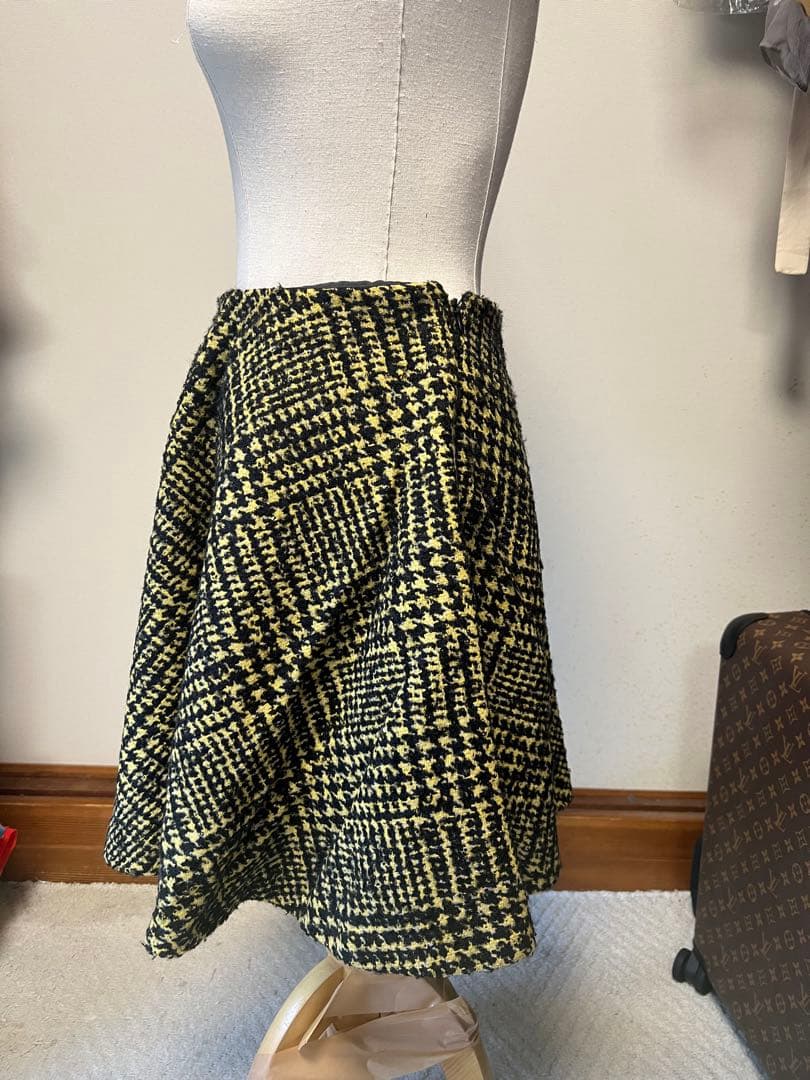 プラダ　黒と黄色のチェック柄 フレアスカート ひざ丈