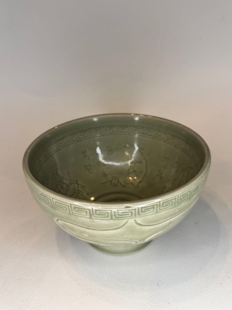 水芙蓉様｜明代 龍泉窯 青磁 大碗 内側刻人物・文字 「賢」刻 時代物 中国古董 水芙蓉様｜明代 龍泉窯 青磁 大碗 内側刻人物・文字 「賢」刻