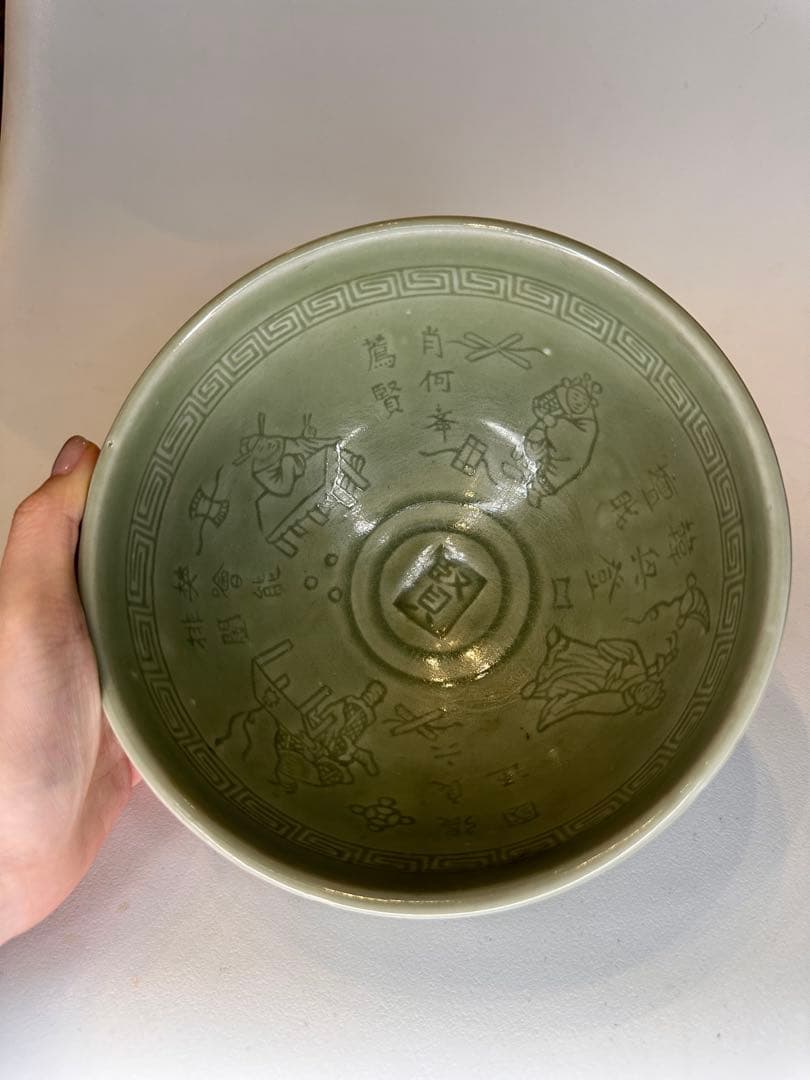 水芙蓉様｜明代 龍泉窯 青磁 大碗 内側刻人物・文字 「賢」刻