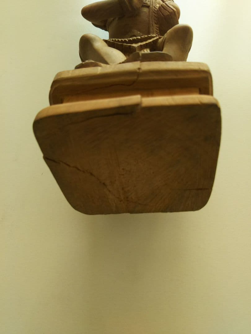 BALI島の白檀の木彫の女神像。