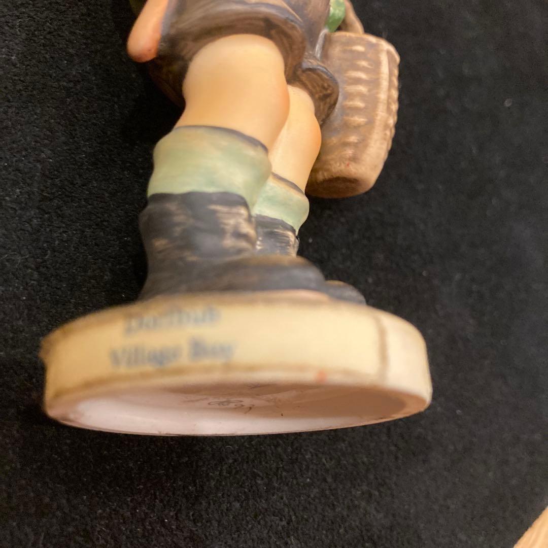 陶器製少年フィギュア バスケット付き Goebel