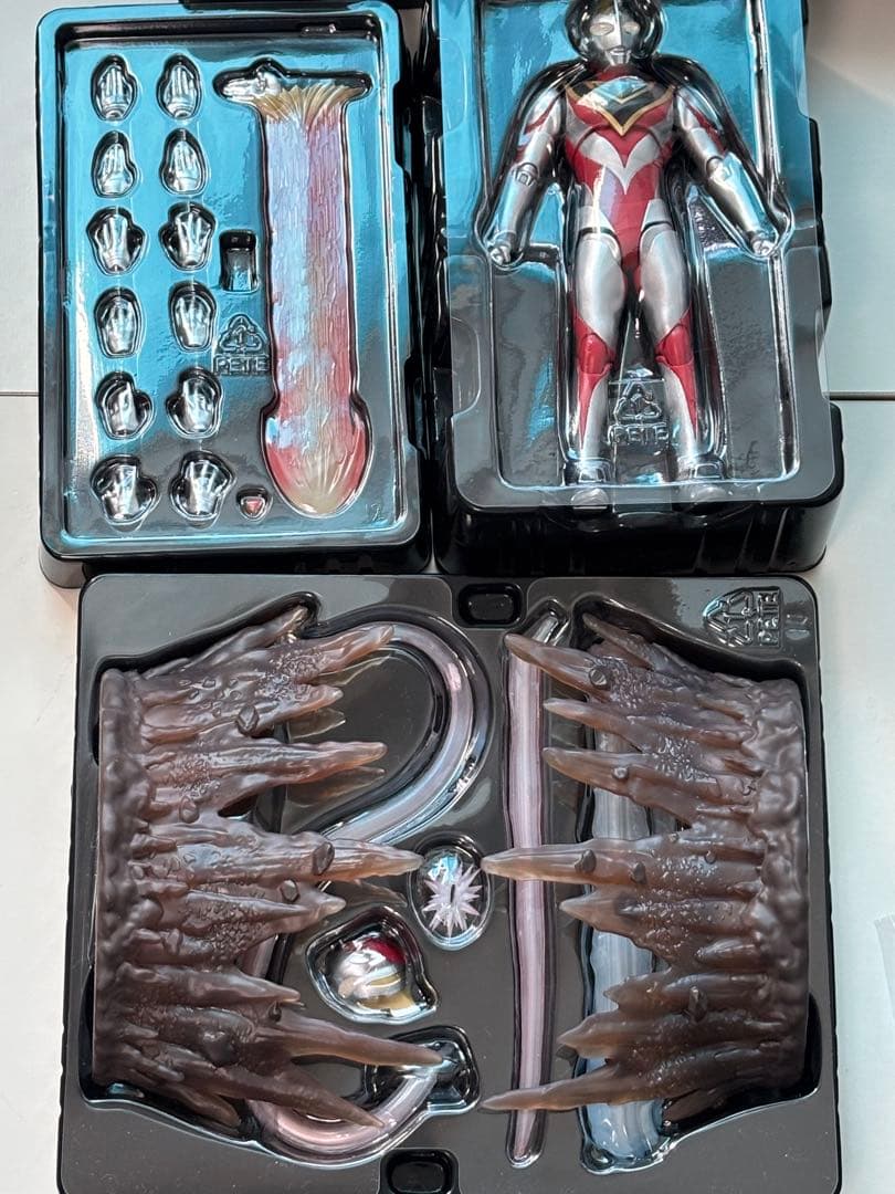 S.H.Figuarts 真骨彫製法　ウルトラマンガイアV2&エフェクトパーツ