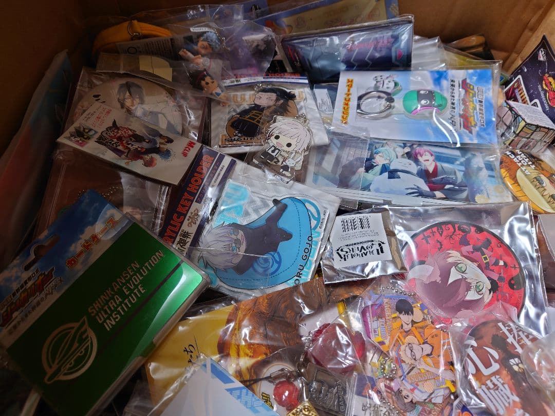 アニメ、キャラクターグッズ約1000点まとめ売り（缶バッジ、アクスタなど）大量