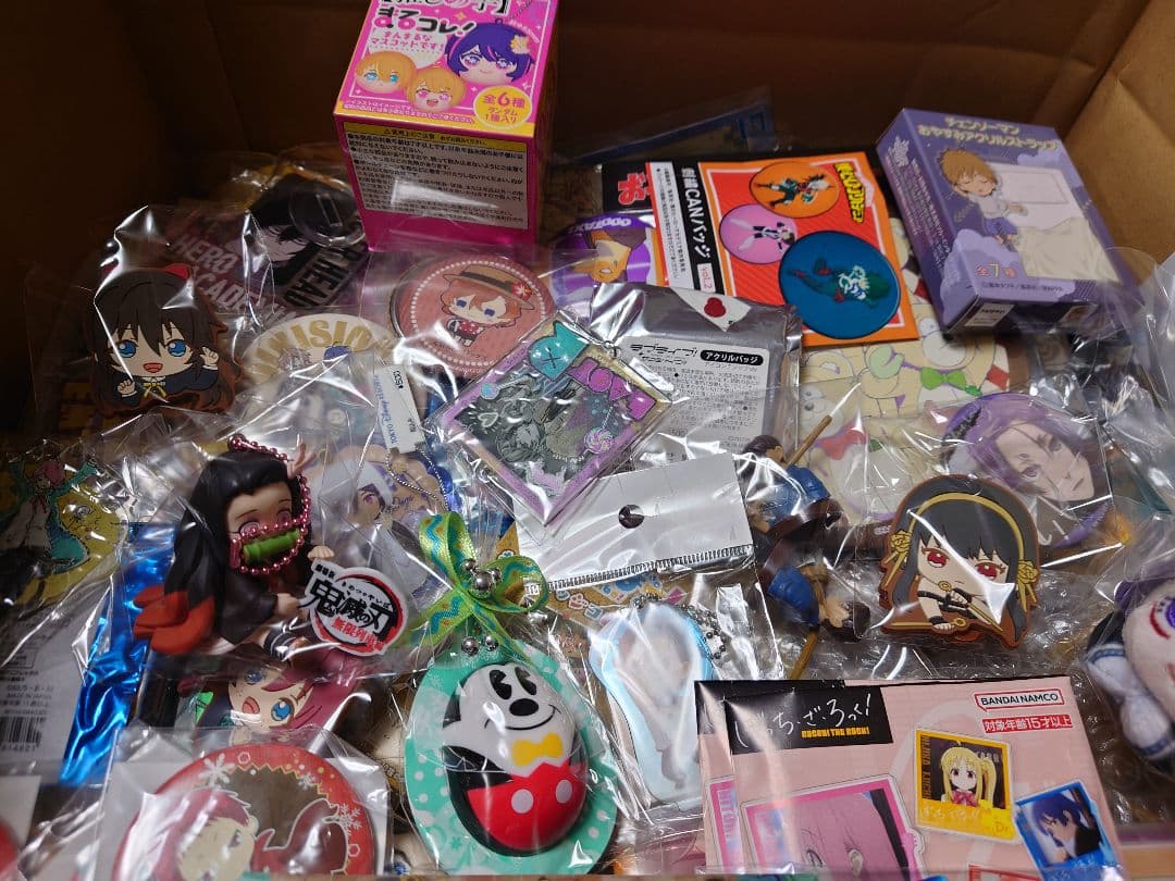 アニメ、キャラクターグッズ約1000点まとめ売り（缶バッジ、アクスタなど）大量